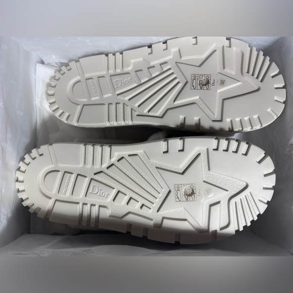 CHRISTIAN DIOR
Shearling Canvas Embroidered - Picture 3 of 3